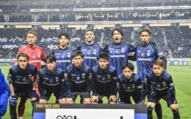 「絵面がヤバいw」「なんか画面がやかましいw」フリーザが中央に位置する「G大阪の福岡戦案内ビジュアル」が話題に！ 初勝利を狙う一戦で“大型助っ人”招聘