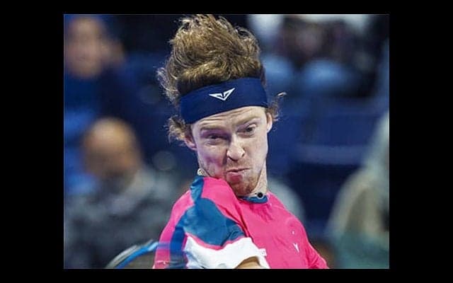  激闘制しツアー17度目V王手 