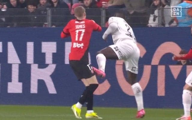 衝撃！ 伊東純也もドン引き… 超危険“足裏タックル”炸裂→キックオフ5分で味方CBが一発退場「泥沼」「何してんだよ…」