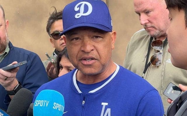 ロバーツ監督が“フリーズ”「いいリアクション」　困惑の瞬間にX注目「めっちゃおもろい」