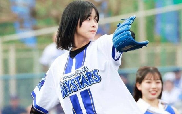 球場に現れた黒髪“230万美女”　透け感黒コーデで完璧投球「最高の思い出」