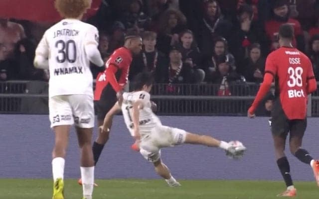 「速すぎだろ！」 中村敬斗、胸トラップ→倒れながら“秒”でボレーシュート炸裂「見えねええ！」 ニアを打ち抜く“爆速フィニッシュワーク”