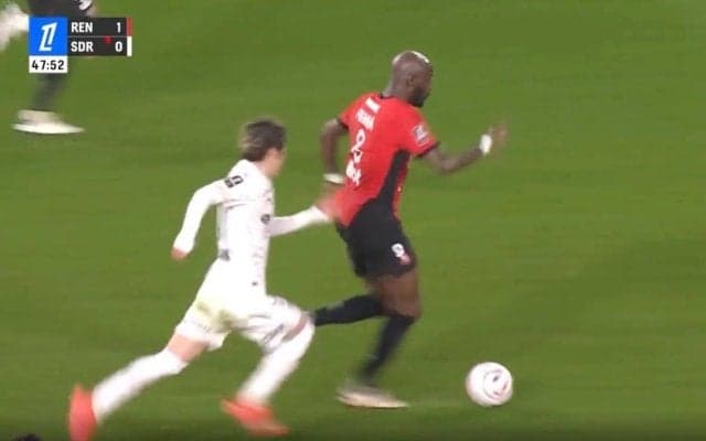 衝撃の6秒！ 伊東純也、爆速スピードで約50メートル走破→“超絶プレスバック” 相手のカウンターを猛追で封じ込めた瞬間