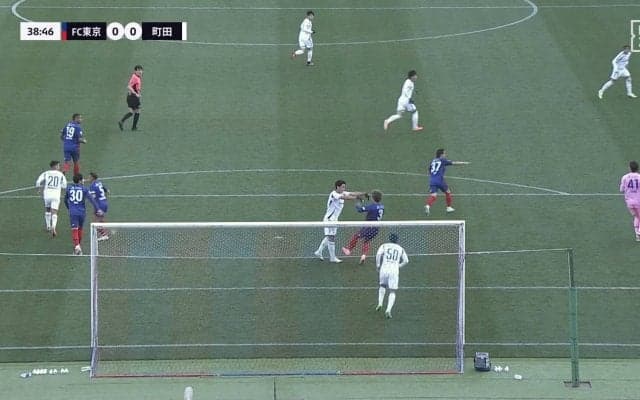 「おい、それいらんやろ！」韓国代表FW、元日本代表DFを突き飛ばしてイエローカード！両軍入り乱れる小競り合いにスタジアム大ブーイング