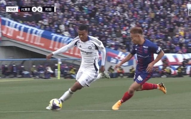 FC東京・長友佑都、日本代表DFとのマッチアップに完勝「別の戦いしてるのよ」身長22cm年齢15歳差の現役相手に“別次元”のスライディングをお見舞い「ヘンリー楽しそうだな」