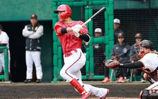 首位打者と“激似”の22歳登場「まんまじゃん」　捌き方まで「そっくり」と話題