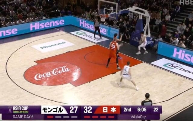 アリーナ騒然！ 日本代表PG、ボールを思いきり投げつけられる「酷すぎ」「やりすぎだろ」 モンゴル代表選手の物議を醸す“衝撃シーン”「バスケしろよ」