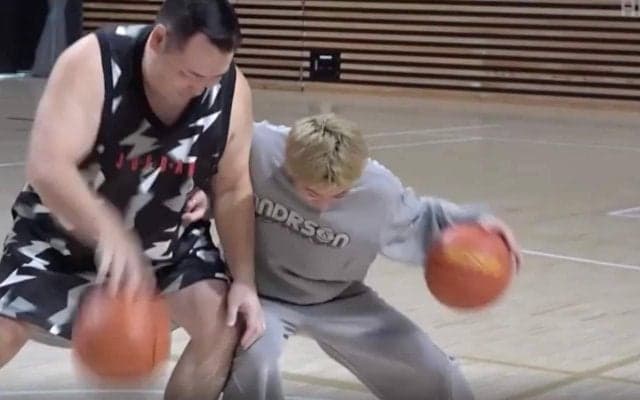 どうなってんだよ！ 元横綱に思いきりぶつかる→対戦相手ドン引き「全く動かない」 エグすぎる体と動きに騒然 「びくともしない」「可哀想w」