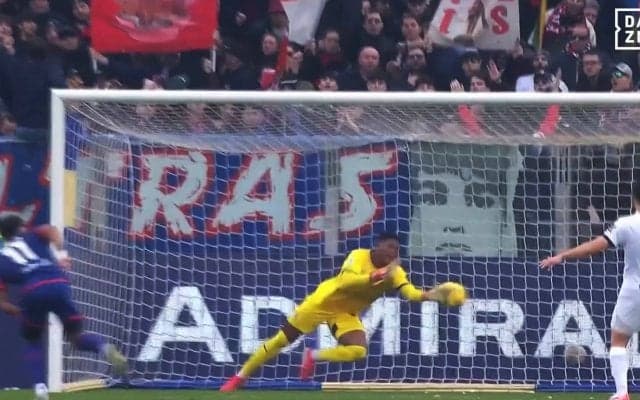 「えぐすぎ！」鈴木彩艶、“爆速反応”で5m至近弾を完全セーブ「リアクション良すぎる」「それ止めるか」日本代表GKが左手一本で魅せた瞬間