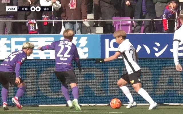 「Jリーグにいたらあかんレベル」欧州帰りの天才ドリブラー・金子拓郎、規格外の超絶カットインが話題に「ドリブルに惚れ惚れ」守備2枚同時抜き去りのキレキレ突破の瞬間