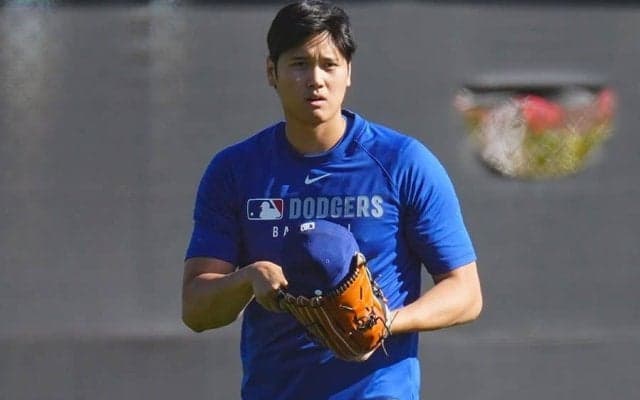 大谷翔平を“囲む”異様な光景「モデルさんみたい」　動く度に熱狂…移動すら「絵になる」