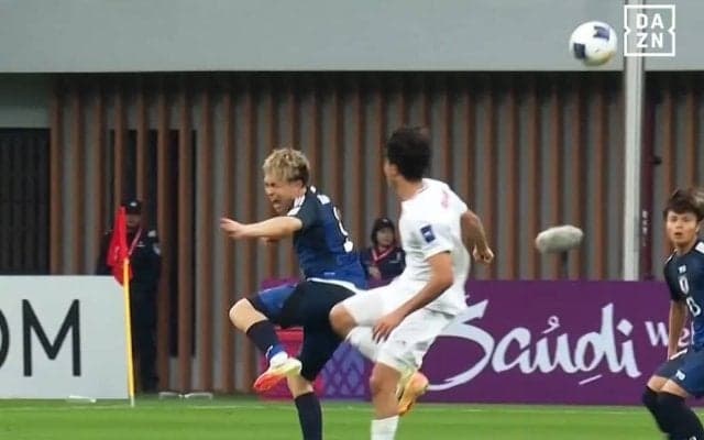 「危険すぎるだろ！」19歳日本代表DFが“顔面ハイキック”被害…「足が入ってるやん」「怪我はやめて…」髙橋仁胡が悶絶→ファンが激昂＆心配【U20アジアカップ】