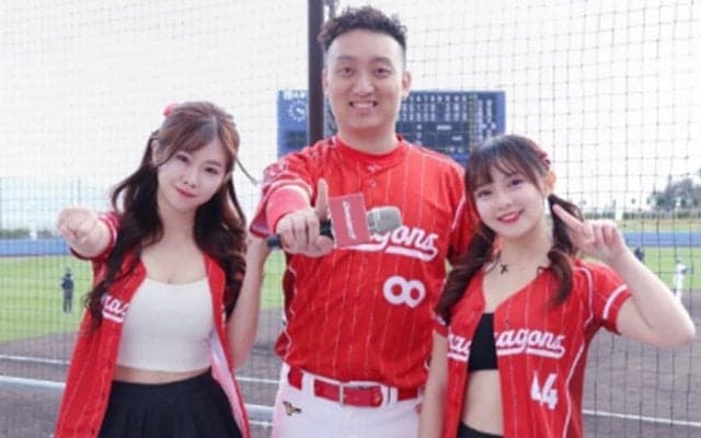 美腹筋チラり「かわええ」　寒空でも定番衣装…日本に舞い降りた美女「もっと映して」