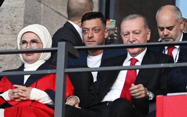 エジル氏が旧知のエルドアン大統領の後ろ盾でトルコの政界に進出