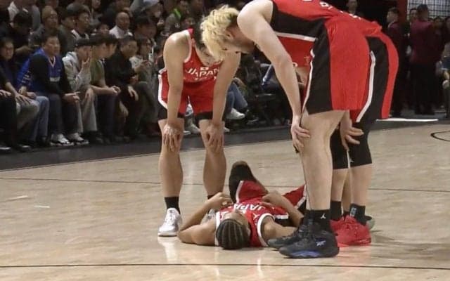 何が起きた？ 日本代表PG、倒れる→“まさかの行動”「マジか」 タックル受けて“動かない”… ファウル後のプレーが話題「バラされた」「なんだよw」