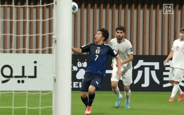 えっ、背中越しパスを…？ 日本代表エースの“神業クッションコントロール”に騒然「うますぎる」「すごい逸材」佐藤龍之介が超絶トラップした瞬間【U-20アジアカップ】