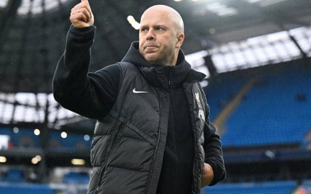 「監督には脱帽」プレミア首位快走のスロット監督をリバプールOBも絶賛、シティ撃破の戦術は「素晴らしかった」