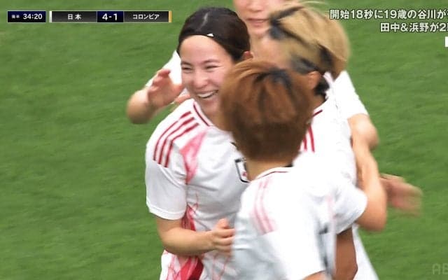 美しすぎる放物線！ 北川ひかるの“黄金の左足”に喝采！「最高だな」「INACホットラインや！」絶妙アーリークロス→田中美南がPK獲得の一部始終【なでしこジャパン】