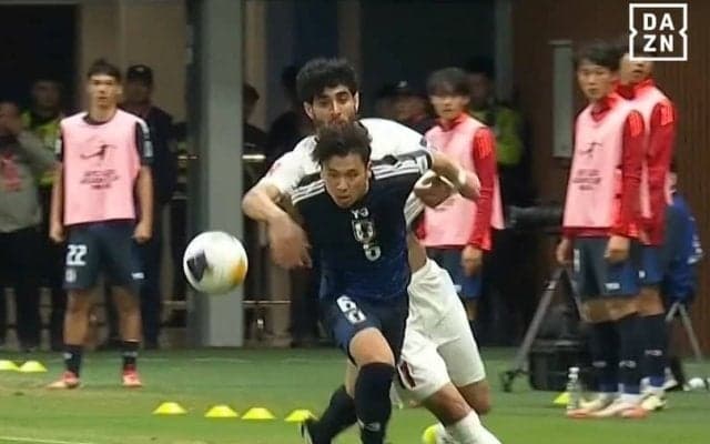 遠藤航かよ！ 大学生ボランチの“猛烈デュエル”が鳥肌級！「日本の魂や」「スーパー守備」小倉幸成が“身長20cm差”でも死闘タイマン完勝の瞬間【U20アジアカップ】