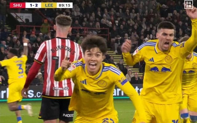 スタジアム大爆発！ 田中碧が“天王山”で劇的決勝ゴール「リーズの年間MVPだ」「一緒にプレミアリーグへ！」「もうレジェンドだ」エモすぎる歓喜の輪が広がった一部始終