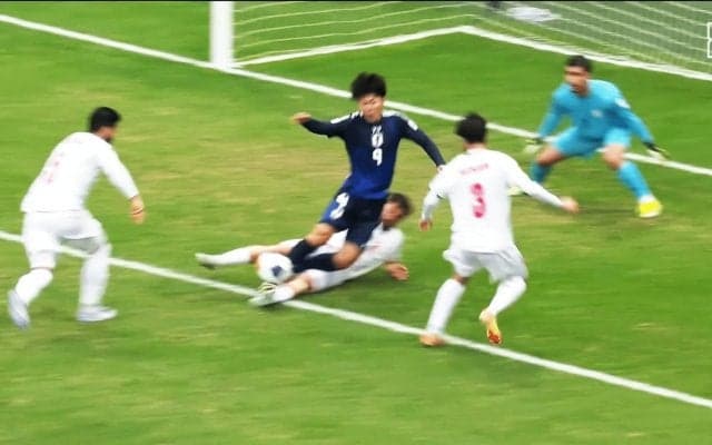“VARシステムなし”で大混乱…日本代表が“カニバサミ・タックル”被害で物議「背後からでノーファウルとは…」「ここでも中東の笛」準決勝からついに導入へ【U20アジアカップ】
