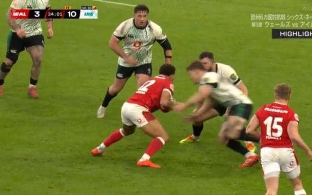 ラガーマンの頭同士が割れそうな勢いで正面衝突、スタジアムが騒然 実況者「これはマズいです…」