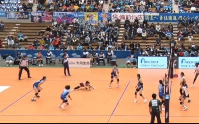 女子バレー、衝撃の開脚レシーブにファン騒然 リベロが見せた粘りのプレーに脚光