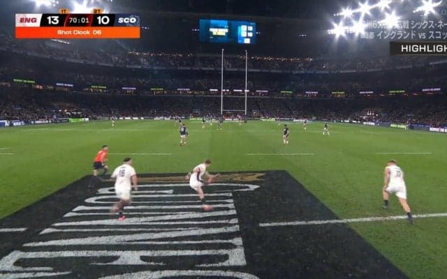 蹴られた楕円球が一直線に飛ぶ絶品映像 約50メートルのロングキックは保存版の美しさ