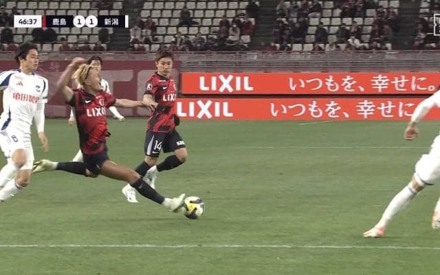 一体何が起きた？鹿島・鈴木優磨、ドリブル中に派手な“ズッコケ”「ネイマールやん」「カードは草」猛アピールにファン総ツッコミ「手がかろうじて当たっただけじゃ…」
