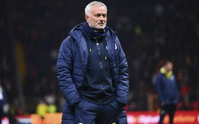 モウリーニョ監督が4試合のベンチ入り禁止に、トルコ人審判への侮辱を繰り返す