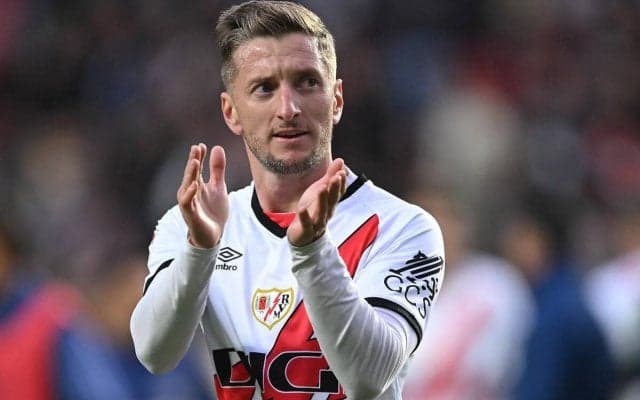 ラージョが元バルセロナのアルバニア代表DFバジウと2027年まで契約延長