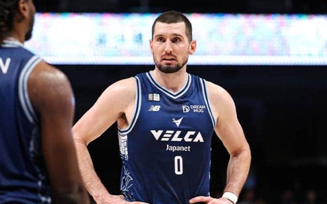 A東京がスティーブ・ザックと新規選手契約…勝負の終盤戦へ長崎退団したビッグマン獲得