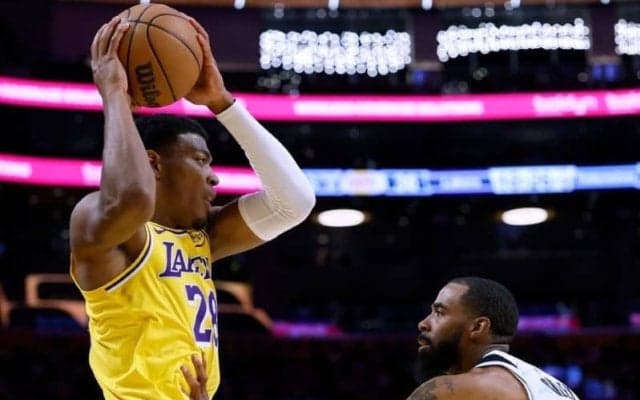 八村塁が3Qに左ヒザ負傷し途中退場…レイカーズは4連勝でウェスタン4位浮上