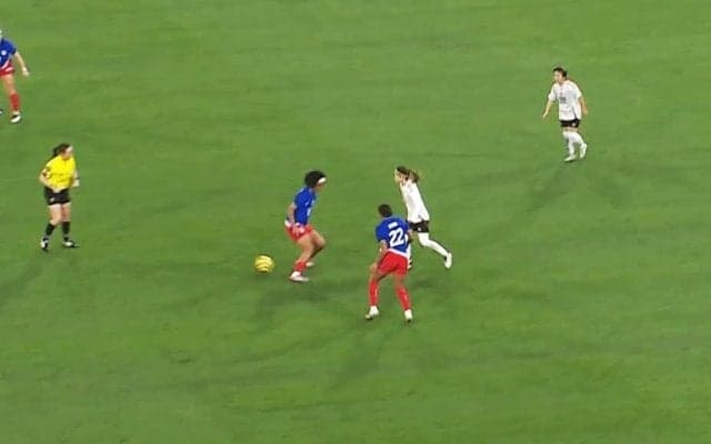 別格！ 長谷川唯、“絶品アウトサイド股抜きパス”で世界女王アメリカを完全翻弄「本当に上手い」「落ち着きえぐい」敵地スタジアムも騒然とした瞬間