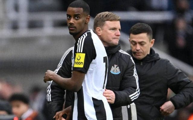 リバプール戦不在のFWイサクはブライトン戦欠場か？ ハウ監督「長期的な問題とは思わないが…」