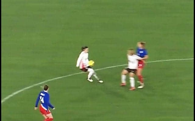 嘘だろ…長谷川唯の“神業トラップ＆タッチ”が衝撃的！「三笘ばり」「やばくない？」「凄すぎて笑える」最強アメリカを手玉に取った“異次元テクニック”の瞬間