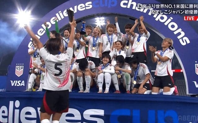 腹筋崩壊！ なでしこジャパンの“優勝コント芸”にファン爆笑「陽キャやなあ」「森脇芸がついに代表にw」「高橋はなちゃん最高」“愛のある無視”でセレモニー大盛り上がり