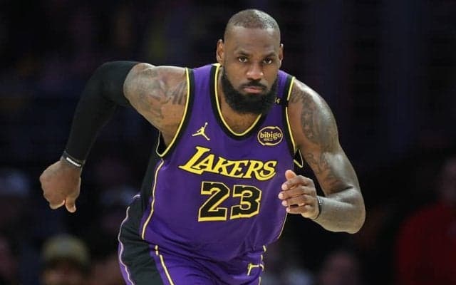 球宴後に圧巻の平均30.2得点…40歳のレブロン・ジェームズがまたもやNBA新記録を樹立