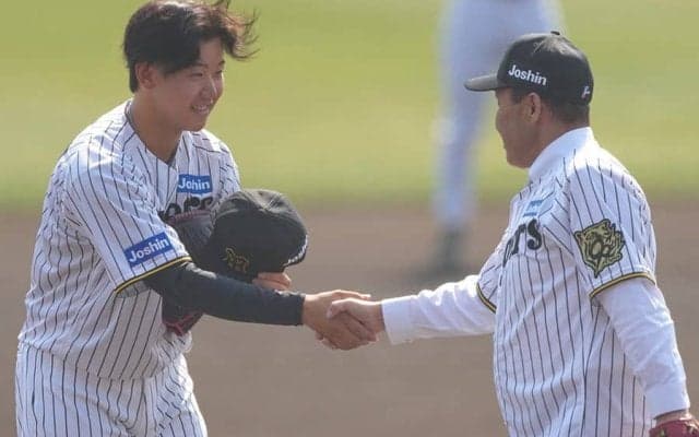 67歳の前監督が投じた「ナイスボール」　縦縞“復活”に虎党歓喜「もう一回見られて感動」