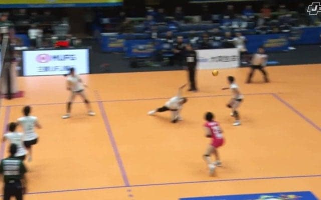 女子バレー、レシーバーが緊急回避の“破壊力抜群”スパイク 咄嗟のリアクションが物語る威力の凄さ