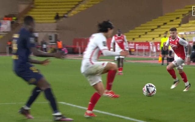 「背中に目ついとるんか」南野拓実の天才的ヒールパスが話題「タイミング完璧だわ」「洒落たパス！」相手守備陣棒立ちの神技プレーで決定機演出