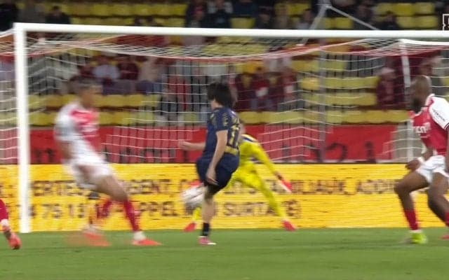 まじかよ！中村敬斗、4人に囲まれた密集を破る超絶テクが脚光「これは引っかかる」キレキレキックフェイントで相手を食いつかせ豪快シュートを放った瞬間