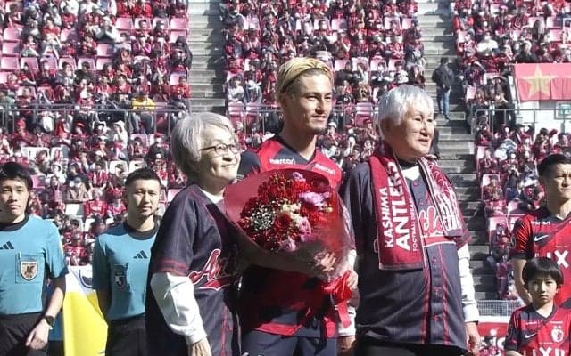 「優磨めちゃめちゃツンデレ」鹿島・鈴木優磨、“噂”の祖母が花束贈呈で気合注入！頭をはたかれはにかむ仲良しショットに「絶対いい人だよな」「玄関で10分説教してたように見えない」