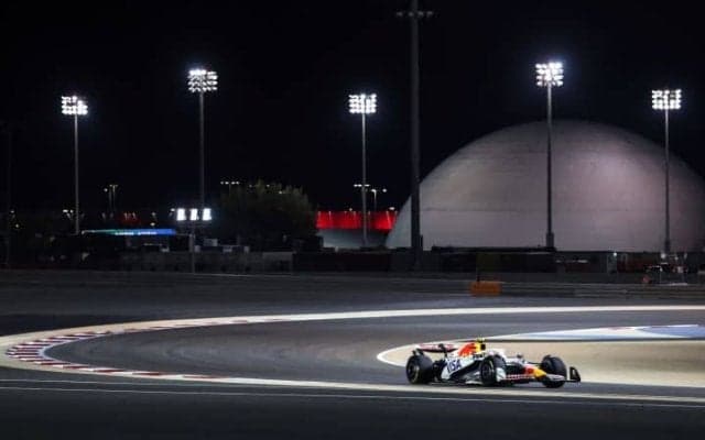 F1プレシーズン合同テスト最終日にマイクロバスがランオフエリアに進入　あわや大事故の事態に