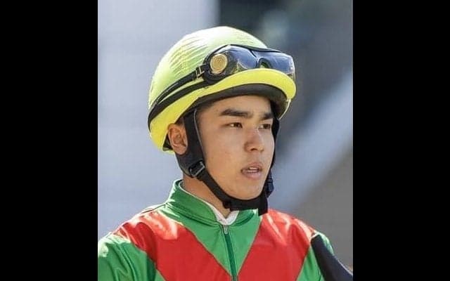 東西でルーキーがデビュー…沖縄出身・上里直汰騎手が最先着