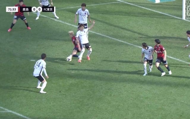 「主審みながらニッコニコじゃないすか」鹿島・鈴木優磨が元日本代表DFのファウルを誘発「絶妙に身体を入れた」「こういうところ上手いよな」巧みな駆け引きからPKを獲得した瞬間