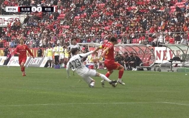 「これでイエロー？」スタジアム騒然！町田MF、後方からの全速力スライディングでイエローカード「カードは妥当」「審判次第じゃ一発レッドもあり得た」