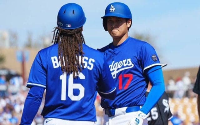 大谷翔平、“ヘッドバンプ”空振りの真相　一塁コーチは苦笑い「不意をつかれた」