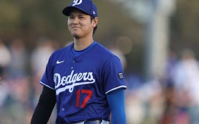 大谷翔平が一塁ベース上で照れ笑い　いつもの“儀式”が不発に終わった瞬間　OP戦で2試合連続安打