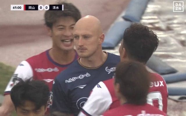 脅威の“PK阻止率75％”！岡山GKの衝撃セーブ＆ドヤ顔にSNS騒然「スーパーすぎる」「ブローダー神」「２年連続でトラウマや…」ドイツ人守護神がまたも“清水キラー”